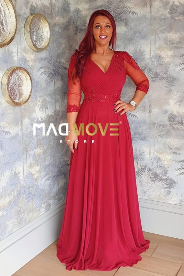 VESTIDO COM MANGAS TRANSPARENTES E APLICAÇÃO DE RENDA