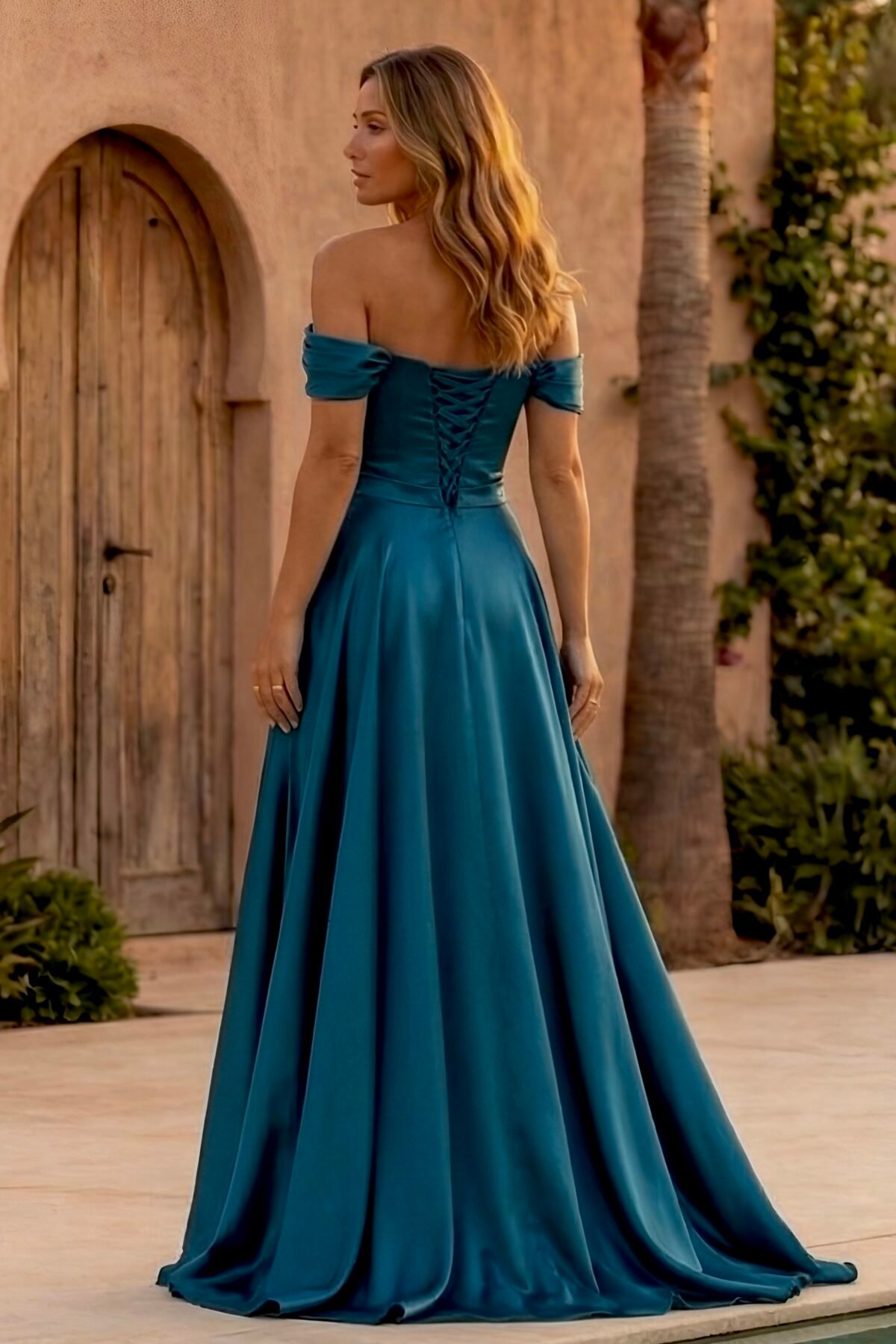 Costa vestido comprido elegante com painel brilhante e saia fluida azul petróleo