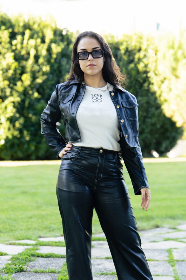 BLUSÃO CURTO COM EFEITO PELE