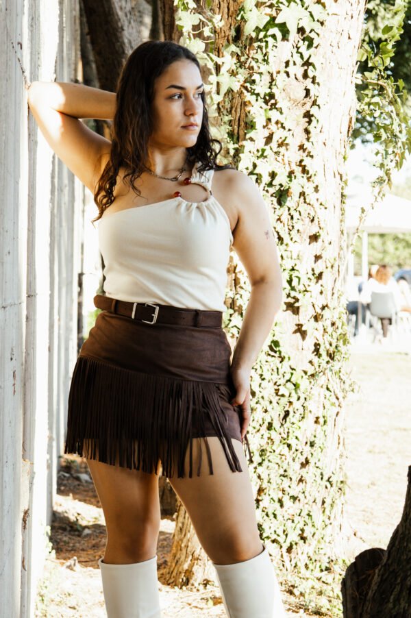 TOP ASSIMÉTRICO COM DETALHE DECORATIVO