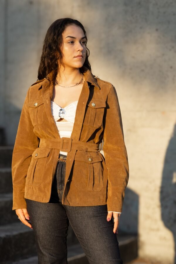 CASACO DE CAMURÇA COM CINTO AJUSTÁVEL