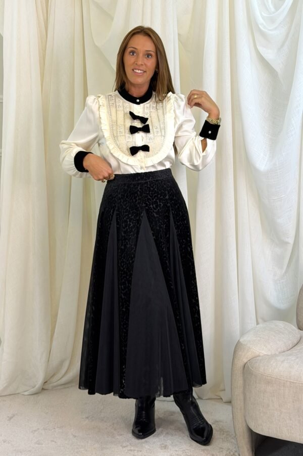 SAIA EM VELUDO COM PAINÉIS EM TULE