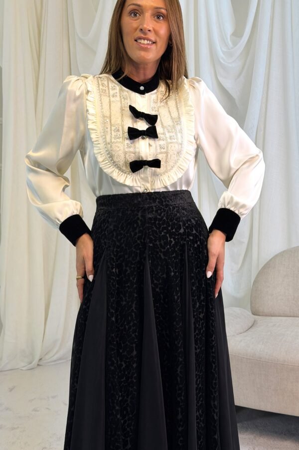 BLUSA EM CETIM COM LAÇOS E DETALHES EM VELUDO