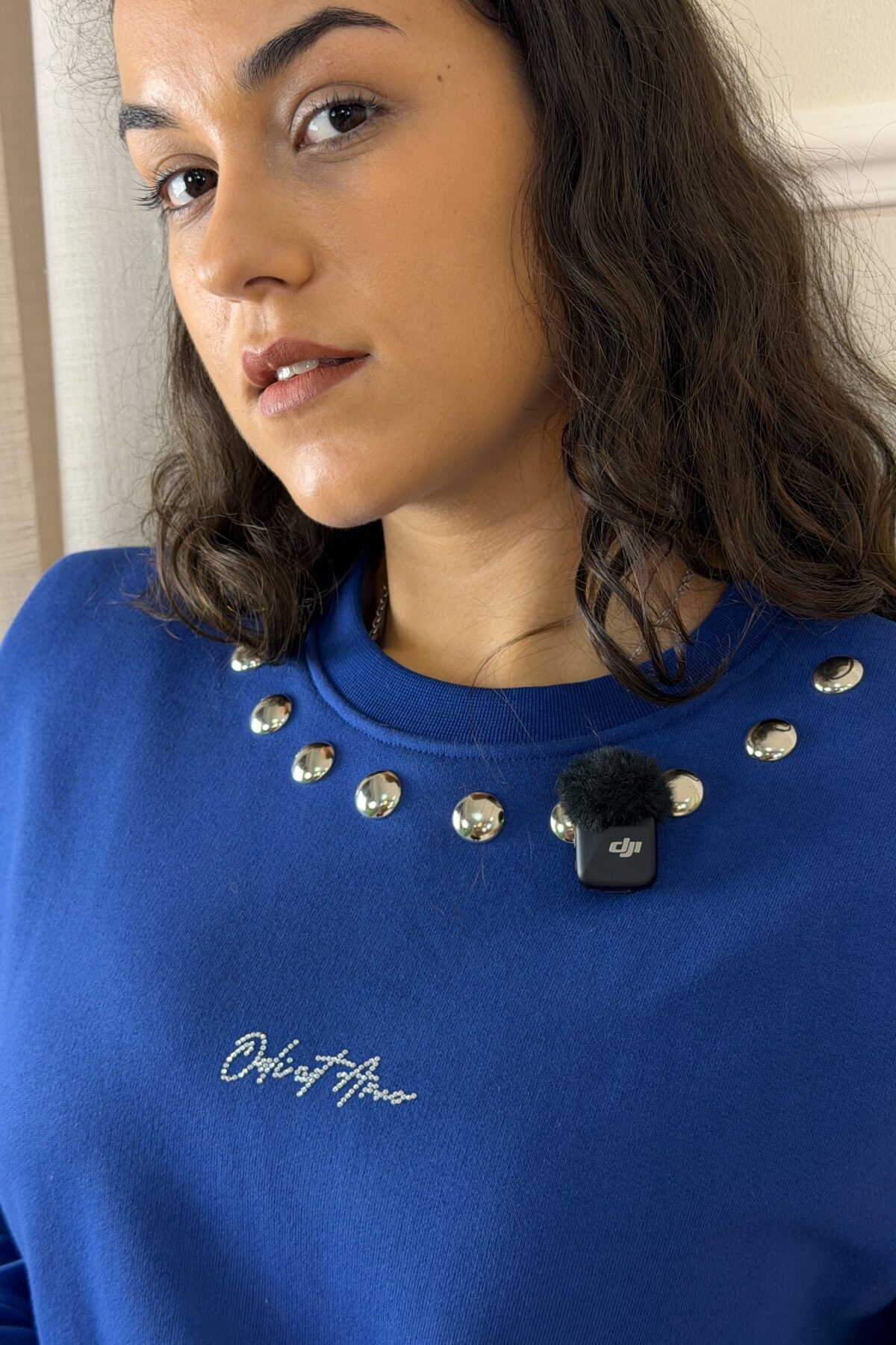 detalhe do decote do vestido sweat azul com aplicações metálicas