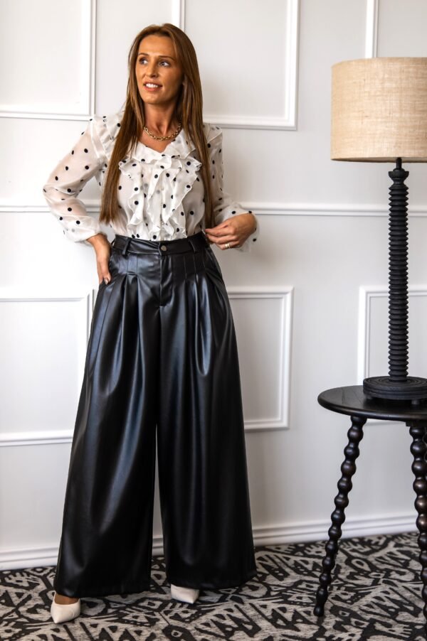 CALÇAS WIDE LEG EM PELE SINTÉTICA