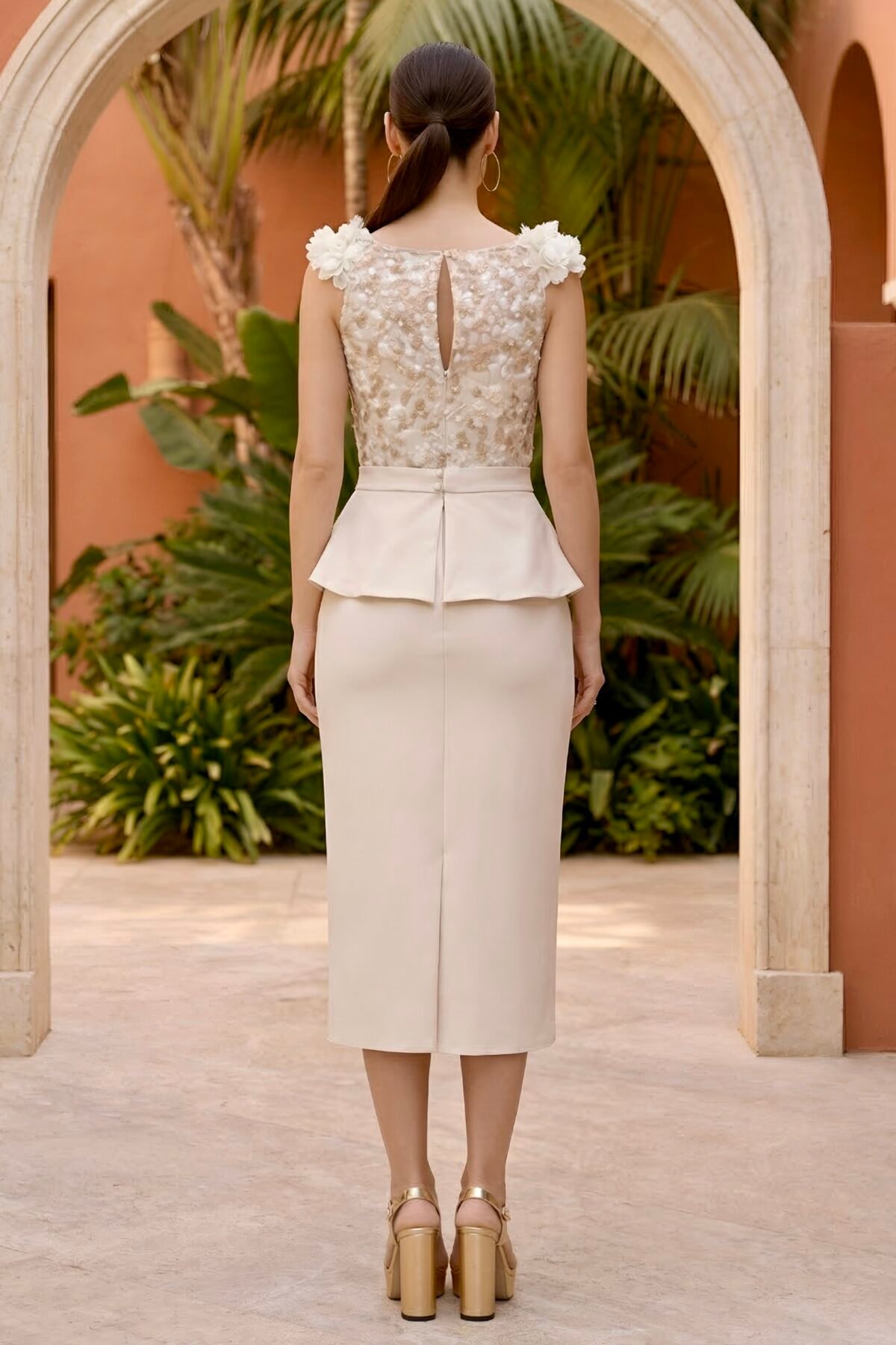 Costas do vestido champanhe midi com abertura delicada e peplum