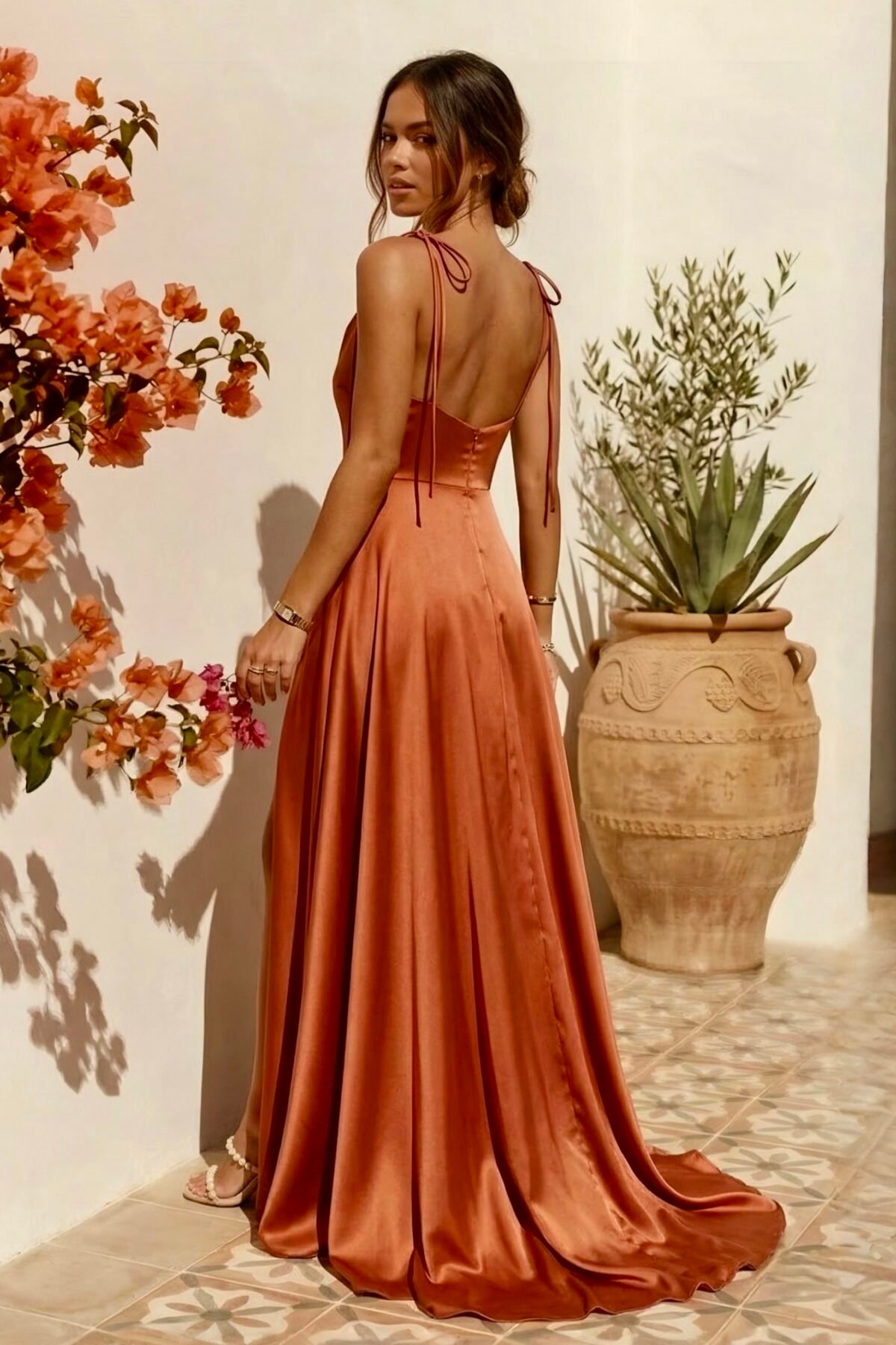 Costas do vestido terracota comprido com alças finas