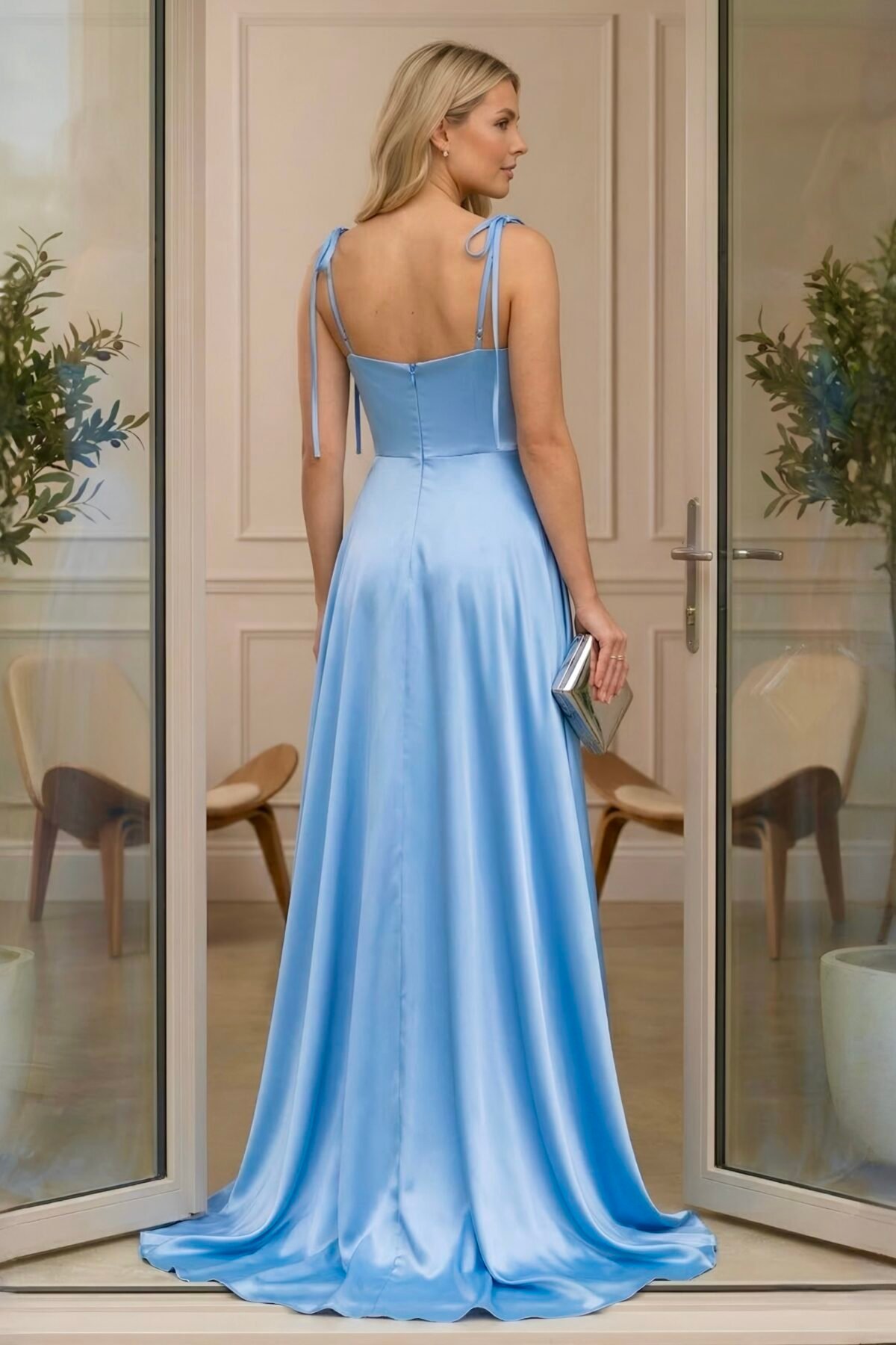 Costas do vestido azul comprido com alças finas