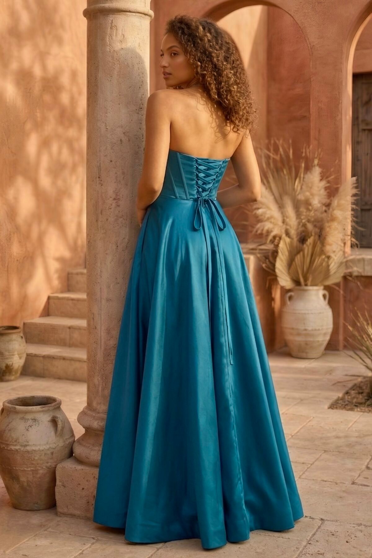 Costas do vestido azul petróleo com laço ajustável estilo corpete