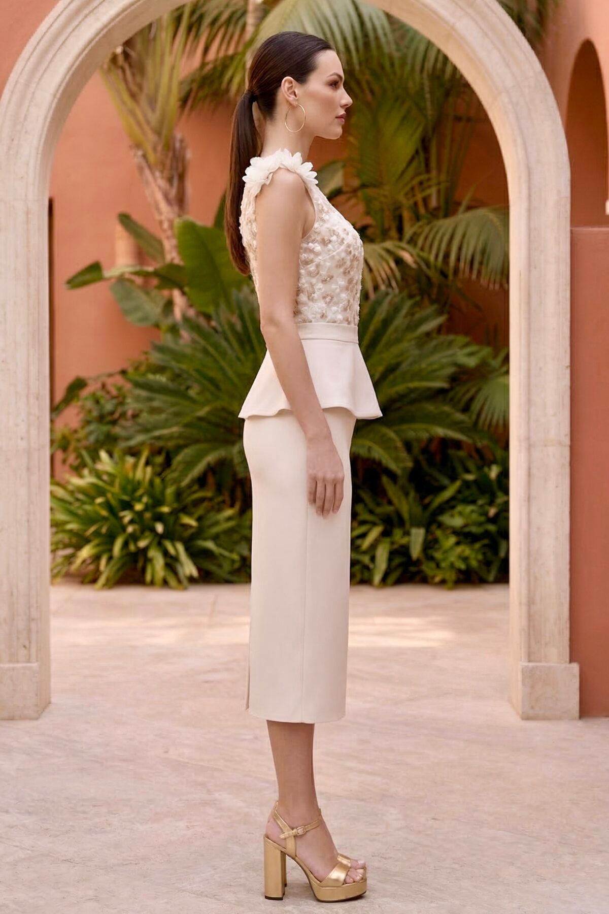 Vestido de cerimónia champanhe com saia ajustada e cintura marcada