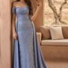 Vestido azul celeste elegante com decote ombro a ombro e brilho subtil