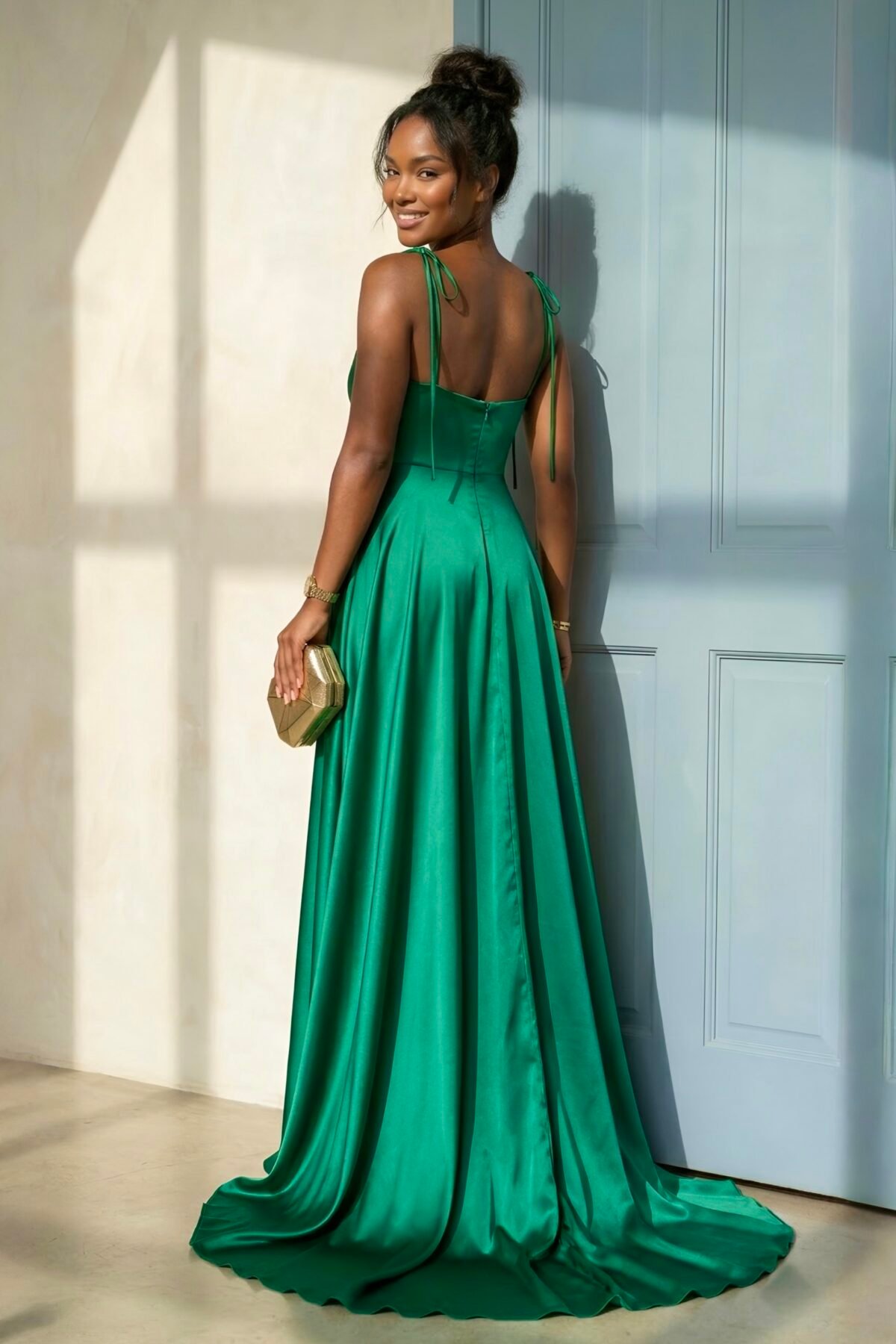 Costas do vestido verde esmeralda comprido com alças finas
