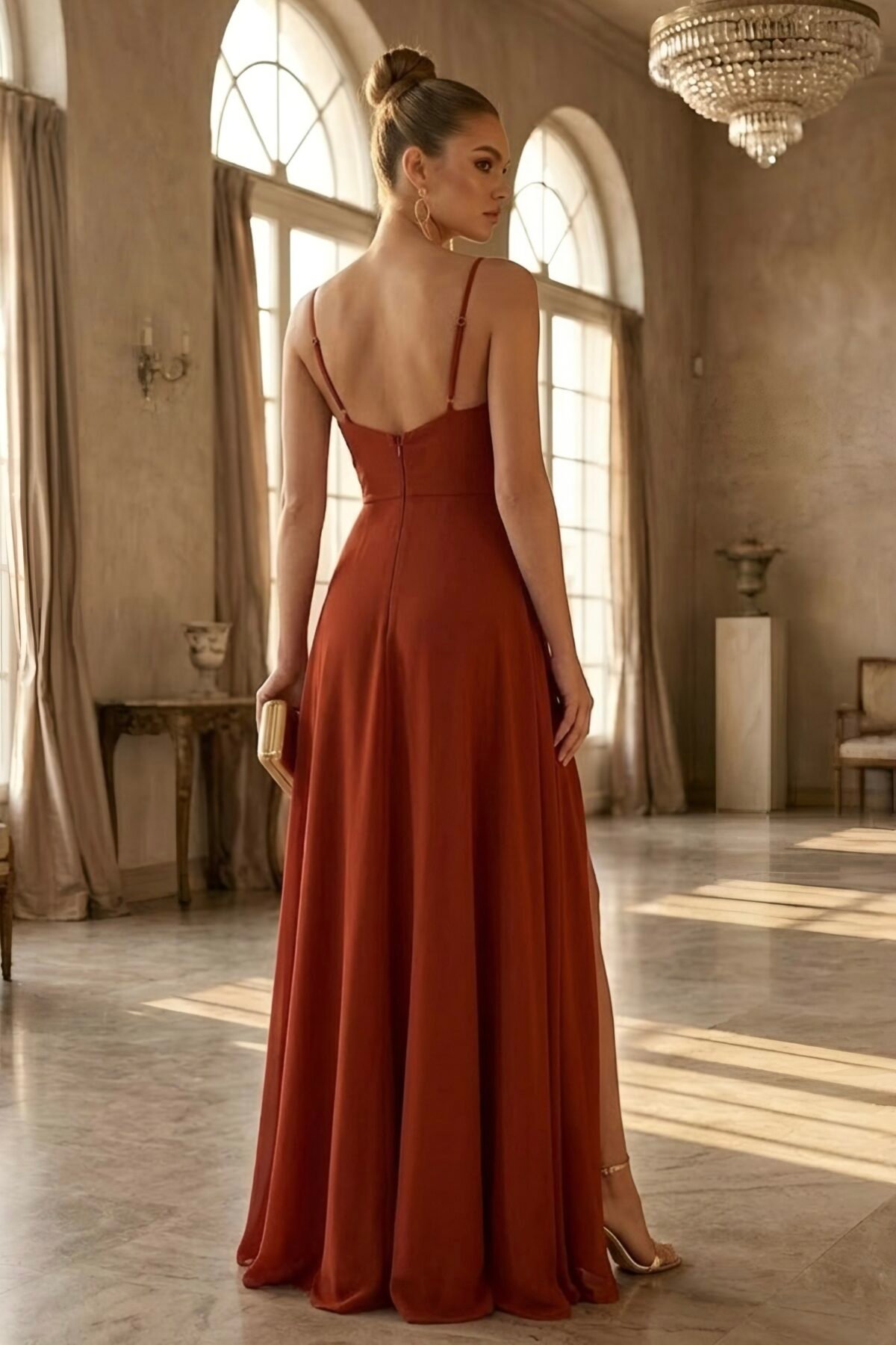 Costas do vestido terracota comprido com alças finas