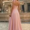 Costas do vestido rosa comprido com alças finas de laço