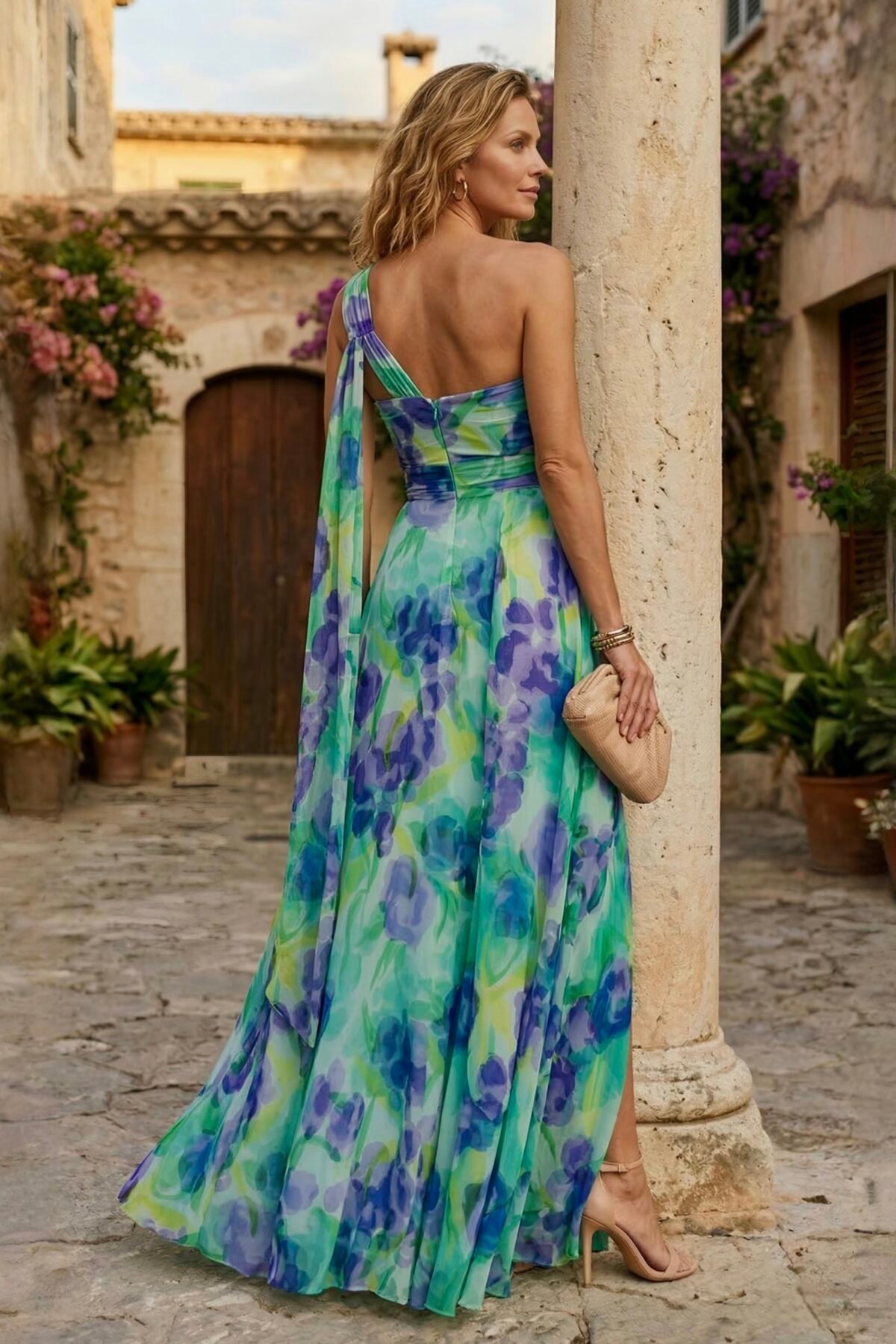 Costas do vestido de cerimónia floral com design assimétrico