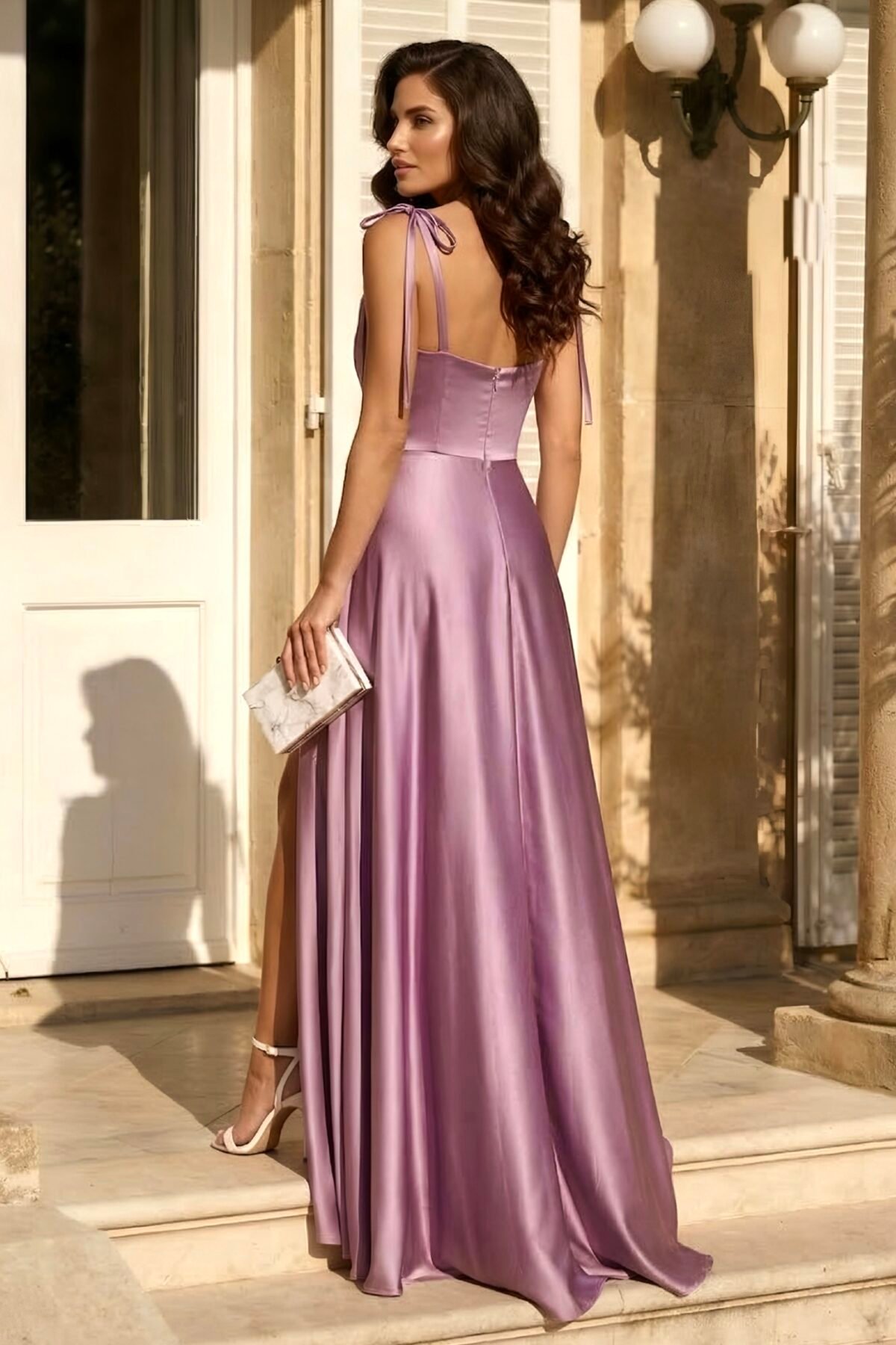 Costas do vestido lilás comprido com alças finas