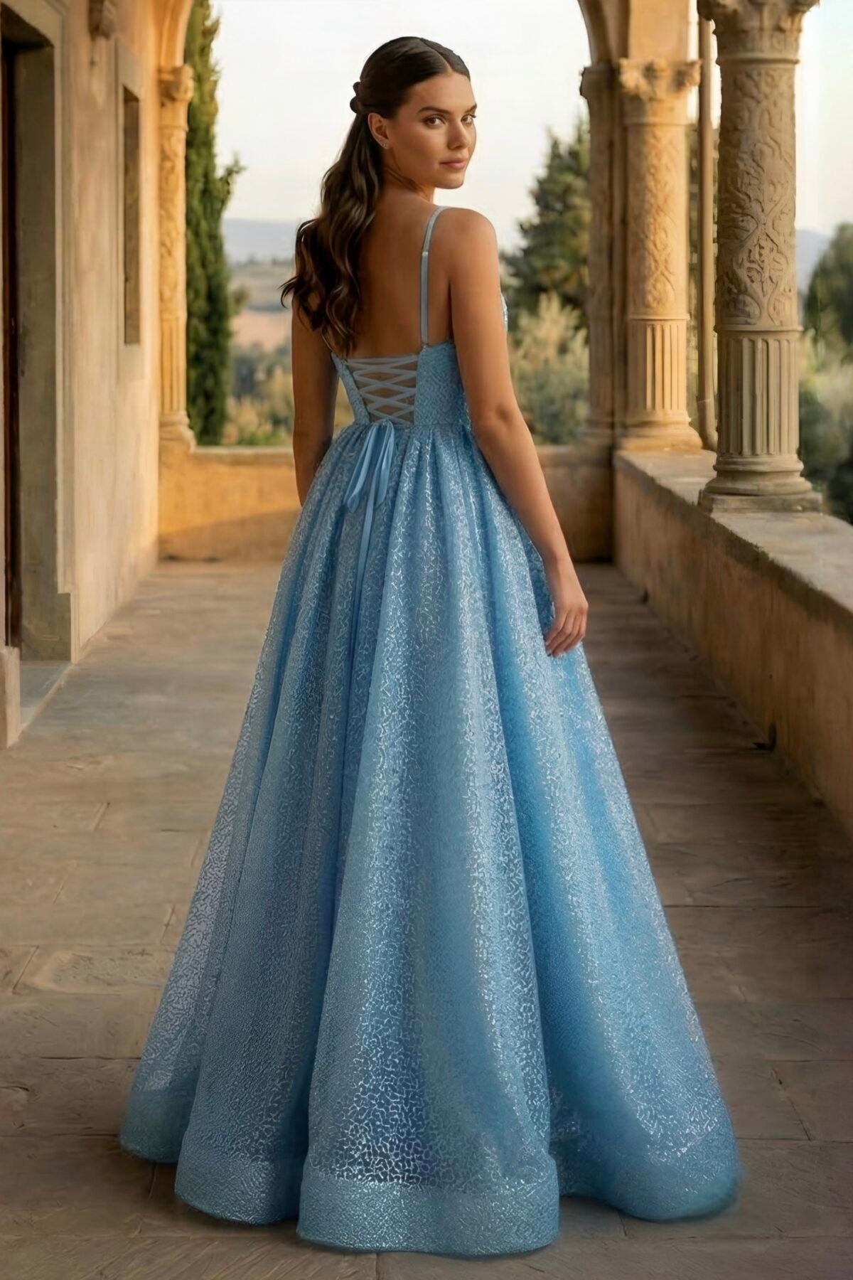 Costas do vestido Rosie com laço ajustável e caimento comprido