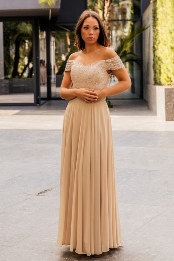 Vestido champanhe elegante com decote ombro a ombro e corpete rendado