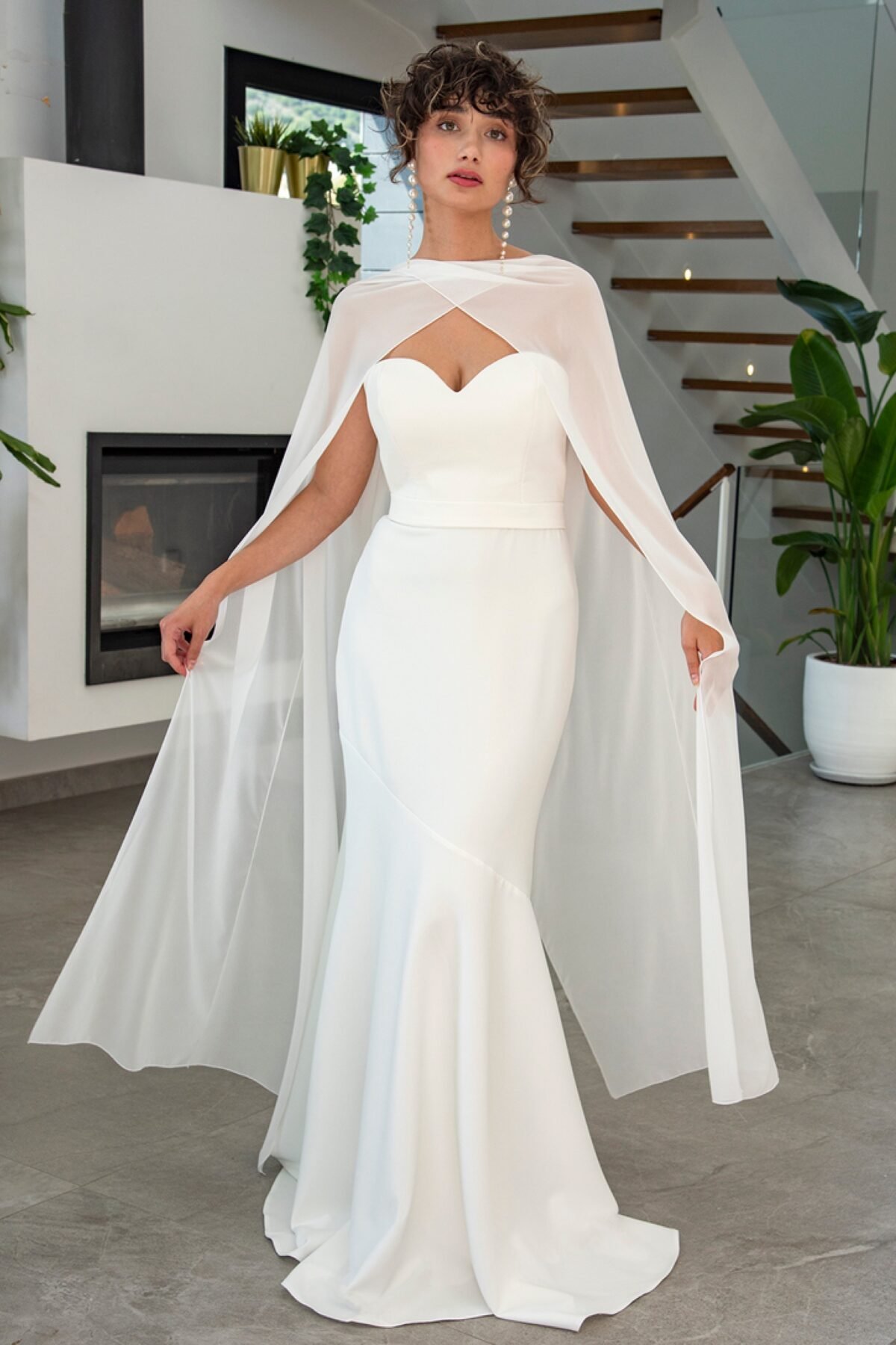 Vestido branco de cerimónia comprido com capa fluida e decote coração