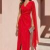 Vestido vermelho elegante com capa fluida e decote em V