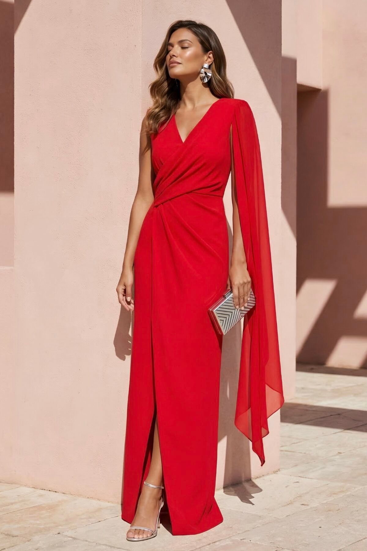 Vestido vermelho elegante com capa fluida e decote em V