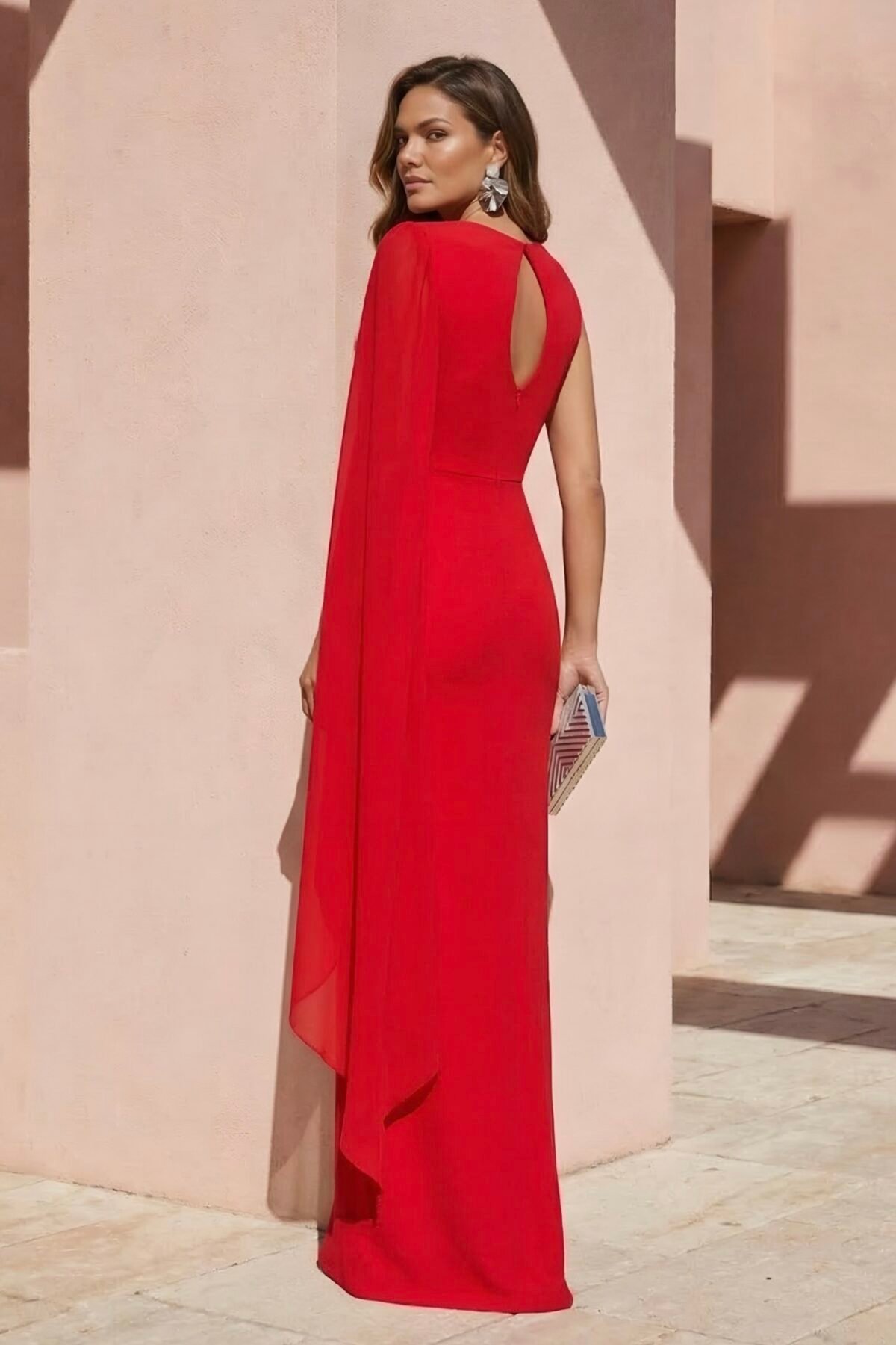 Costas do vestido vermelho elegante com capa leve