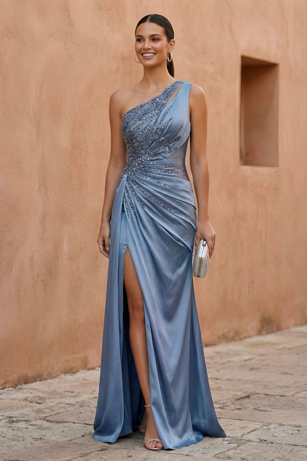 Vestido de festa azul celeste de um ombro com fenda lateral.