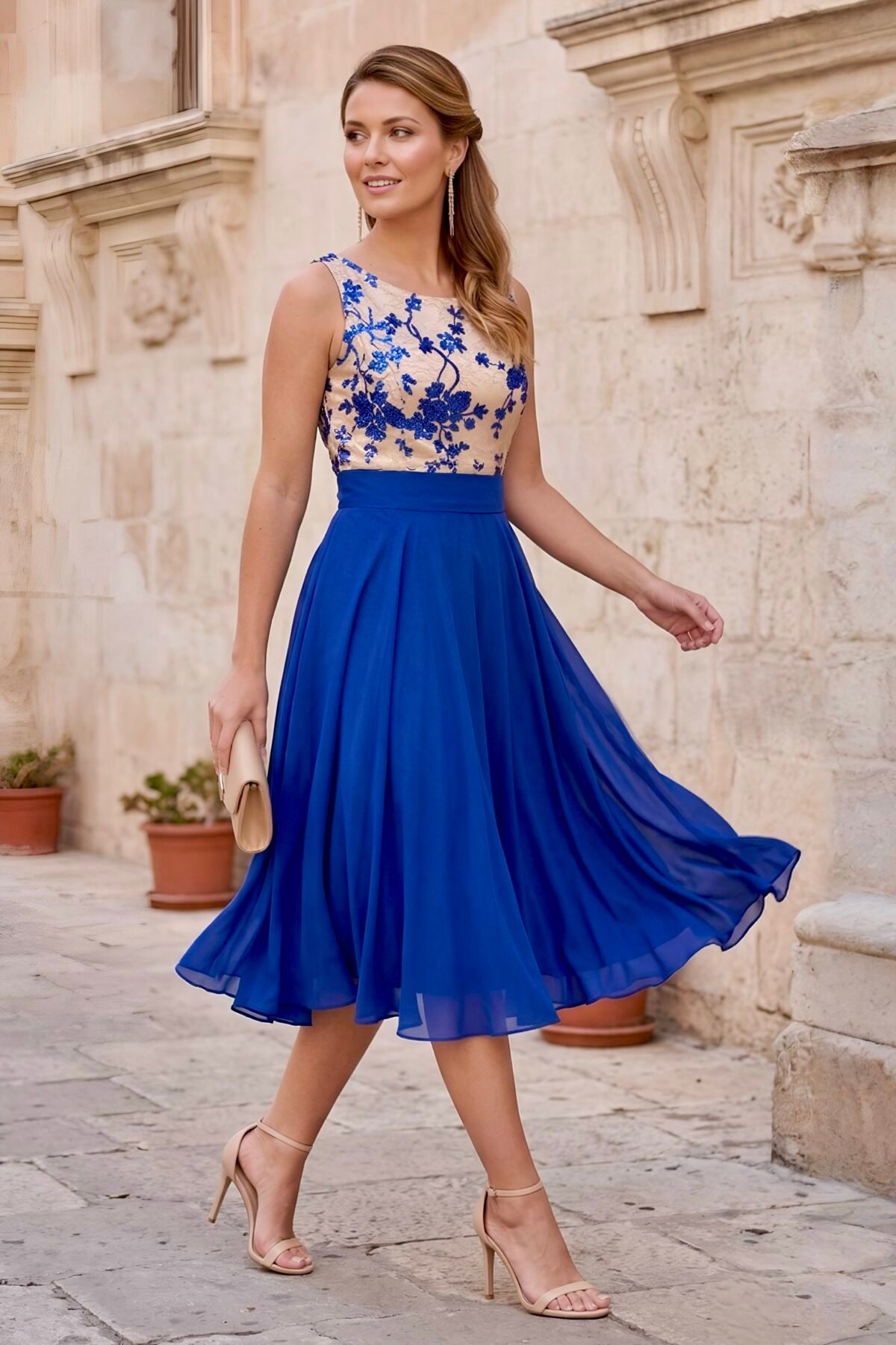 Movimento leve da saia midi azul royal para cerimónias especiais