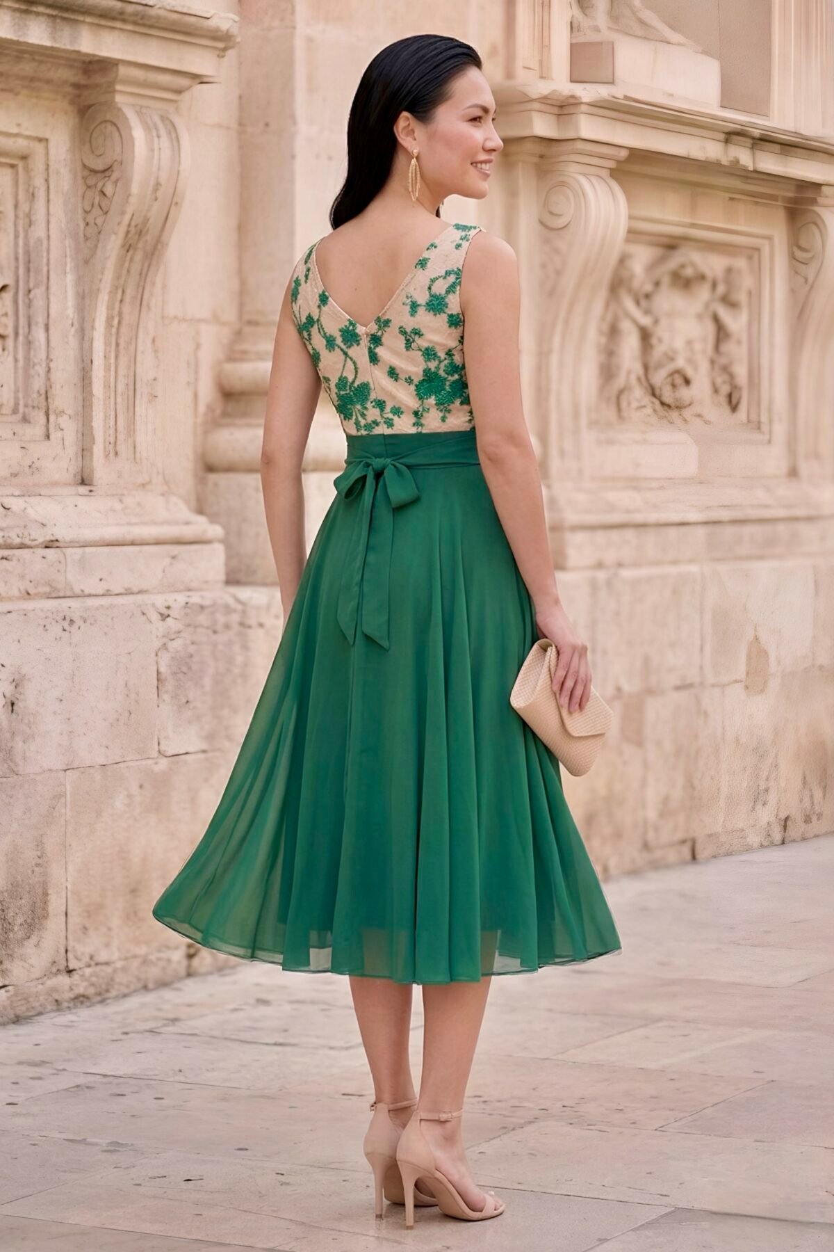 Vista traseira do vestido midi verde esmeralda com laço na cintura