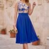 Vestido midi de cerimónia azul royal com corpo em renda bordada
