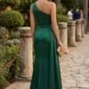 Vista de costas do vestido verde esmeralda comprido com corte elegante e caimento fluido.