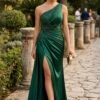 Vestido de festa verde esmeralda de um ombro com fenda lateral.