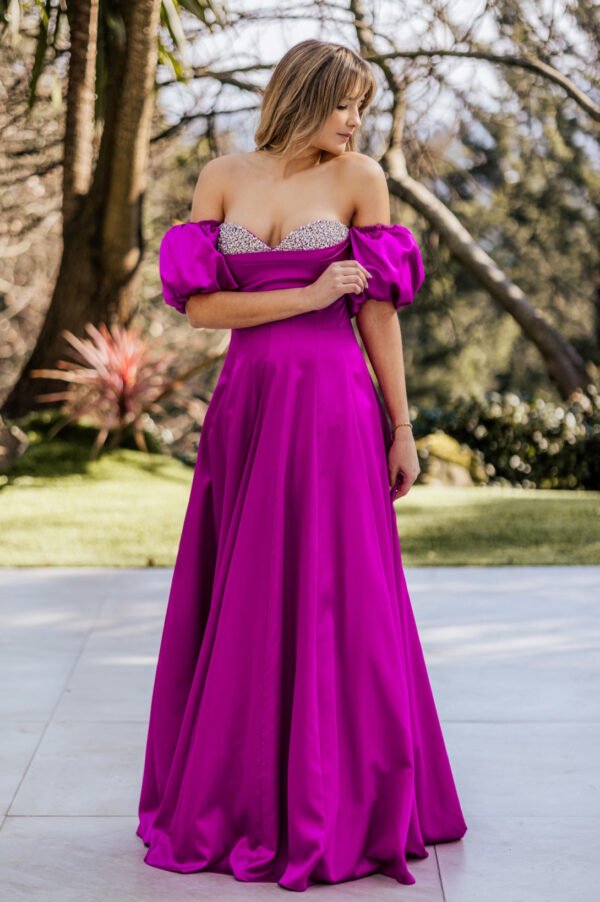 Vestido de cerimónia fúcsia comprido com mangas balão e corpete com brilho