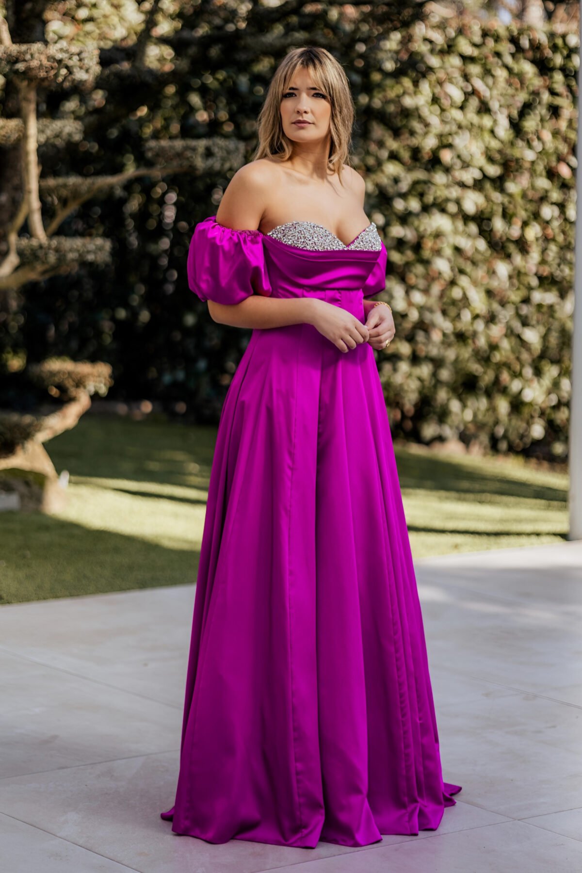 Vestido comprido de cerimónia em fúcsia intenso, ideal para eventos especiais.