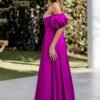 Vestido longo fúcsia com acabamento elegante e brilho subtil no busto.