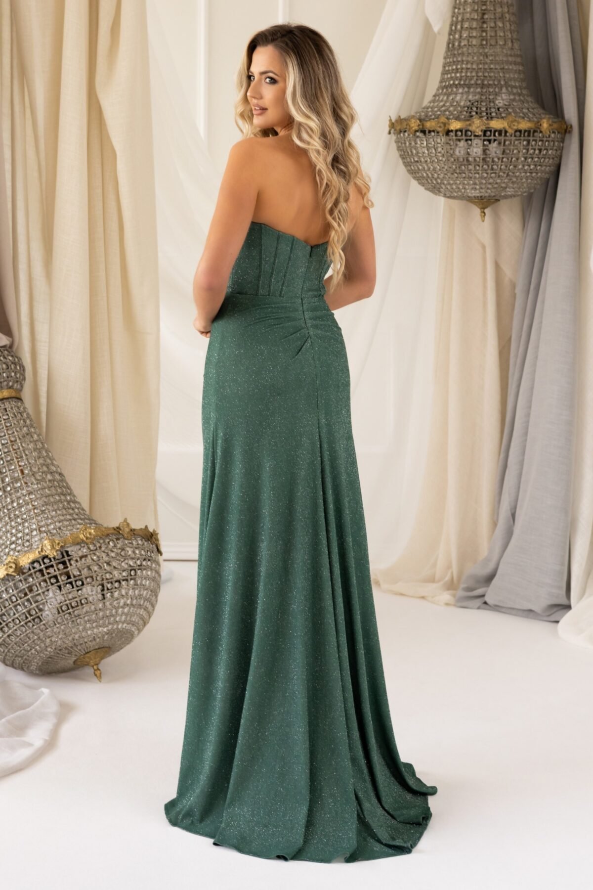 Vestido verde longo visto de costas com caimento elegante e brilho subtil