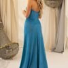 Vestido azul elegante visto de costas com corte ajustado e caimento fluido