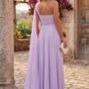 Vestido longo lilás com costas elegantes e capa esvoaçante