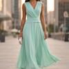 Vestido midi verde água fluido com decote cruzado visto de frente
