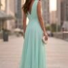 Vestido midi verde água elegante visto de costas com saia fluida