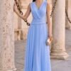 Vestido midi azul fluido com decote cruzado visto de frente elegante