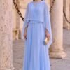 Vestido midi azul com capa fluida sofisticada e tecido leve